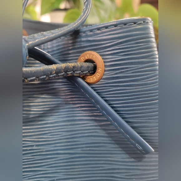 Authentic Vintage Louis Vuitton Blue Epi Bucket Noe - Picture 4 of 16